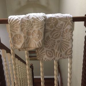 2 Coastal Collection Shell Bath Towels